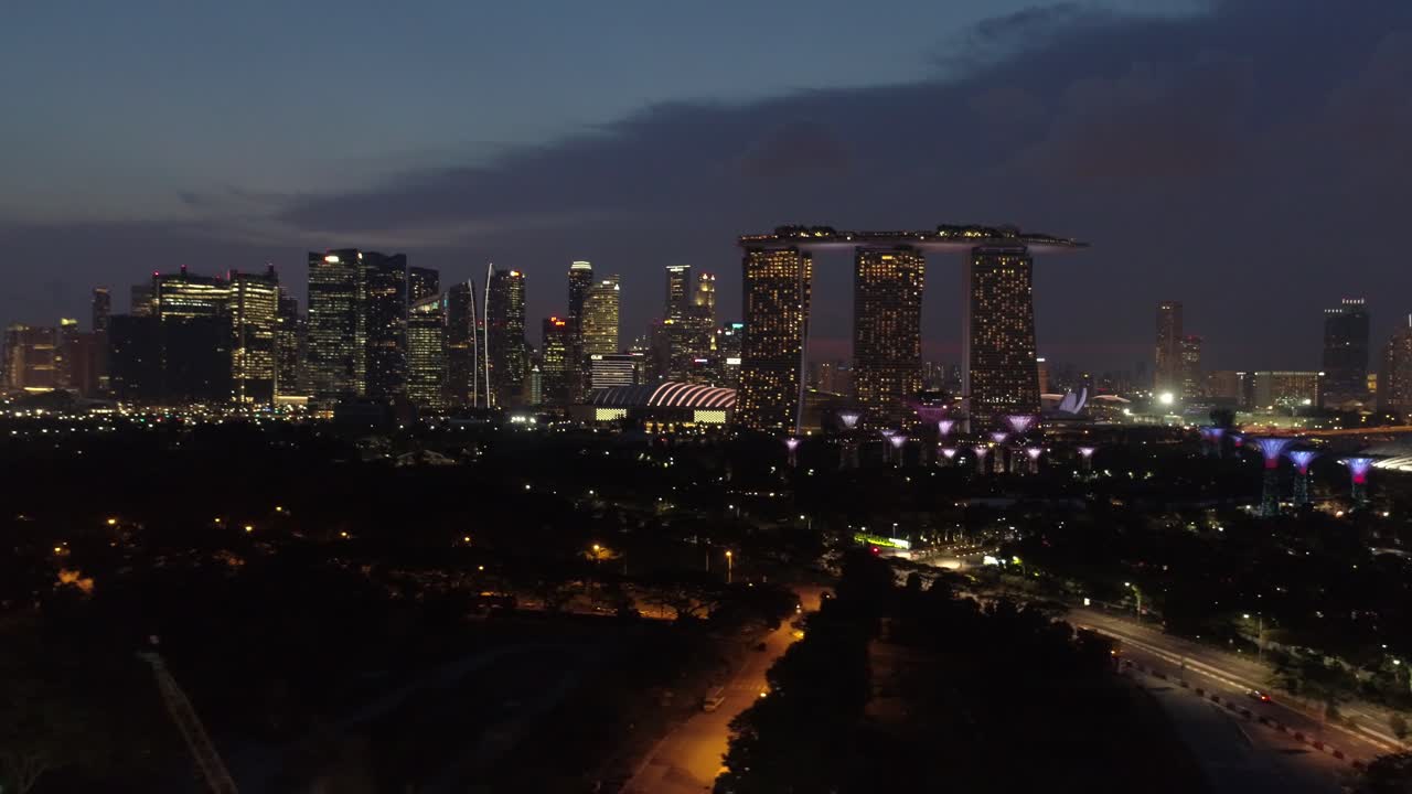 밤에 싱가포르 스카이라인