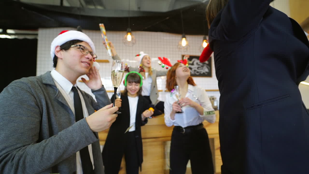 페인과 돈으로 사무실 크리스마스 파티