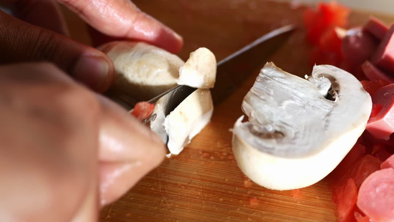 버섯 과 은 고추 를 잘라내는 사람