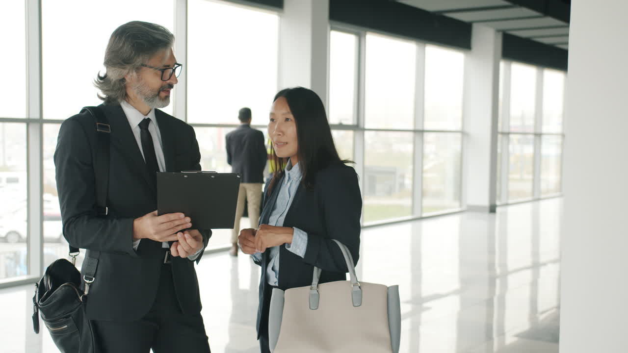 discusión de negocios en la oficina moderna