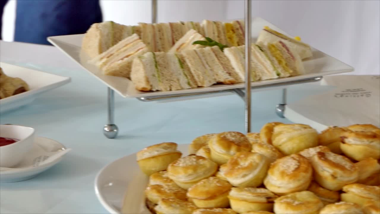 저녁 식사나 결혼 피로연에서 제공되는 맛있는 음식