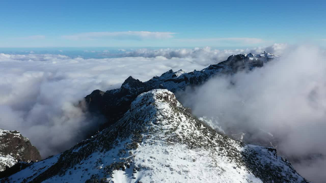 cielo azul claro en la cima de la montaña pico ruivo en madeira