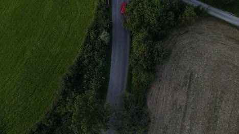 Vista-Aérea-De-Los-Coches-Que-Pasan-Por-Un-Camino-Forestal-Lleno-De-Historias