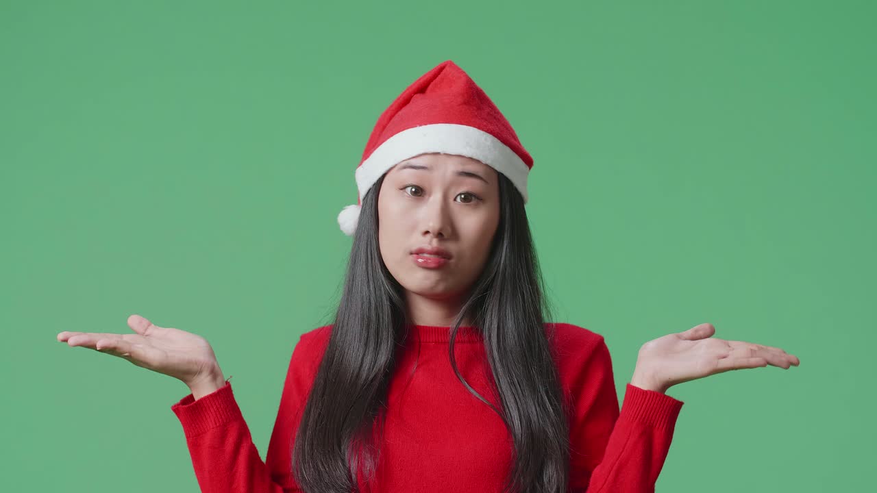 산타 모자를 입은 여자가 불확실해 보입니다.