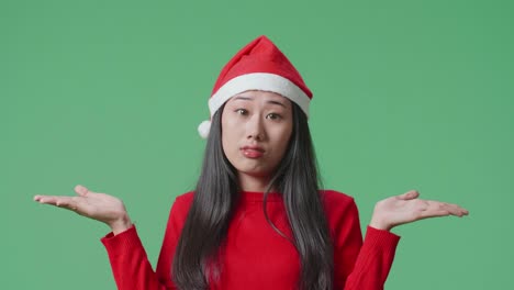 산타 모자를 입은 여자가 불확실해 보입니다.