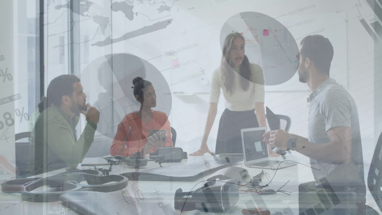 animación de gráficos de procesamiento de datos sobre diversos colegas en una reunión casual de oficina