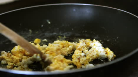 huevo revuelto cocinado en sartén