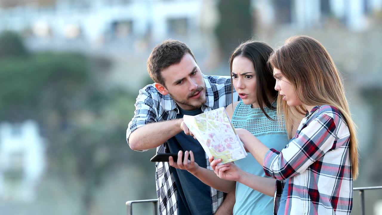 tres turistas perdidos discutiendo comprobando el mapa