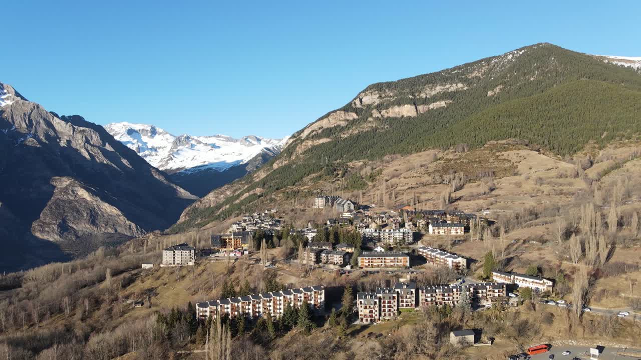 백그라운드에서 눈 봉우리가 있는 작은 산 마을의 아름다운 공중 전망, 피레네 산맥, 스페인