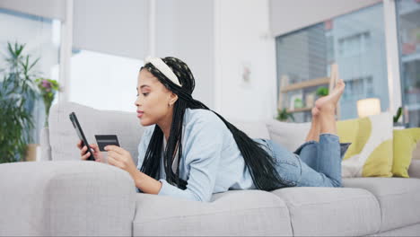 mujer feliz, teléfono y tarjeta de crédito en relajarse