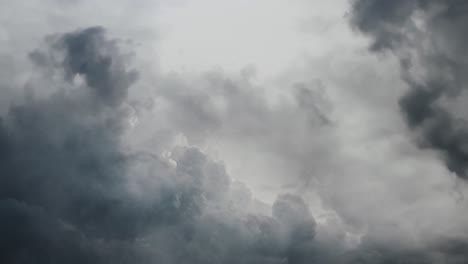 tormentas eléctricas, nubes de tormenta oscuras se están moviendo 4k