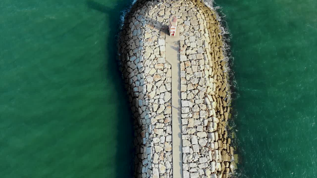 причал и маяк в алгарве