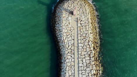 embarcadero y faro en algarve