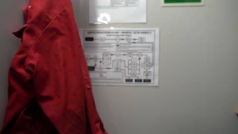plan de gestión de basura marpol en la pared de la escalera de la sala de máquinas del barco - afiche que muestra las normas internacionales de manipulación de basura y lo que se puede desechar en el mar - extracción de enfoque