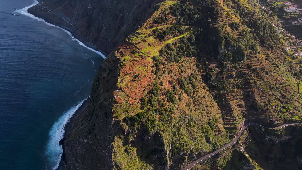 Vivi la bellezza mozzafiato della costa frastagliata di Madeira da una prospettiva a volo d'uccello in questo video mozzafiato realizzato con drone