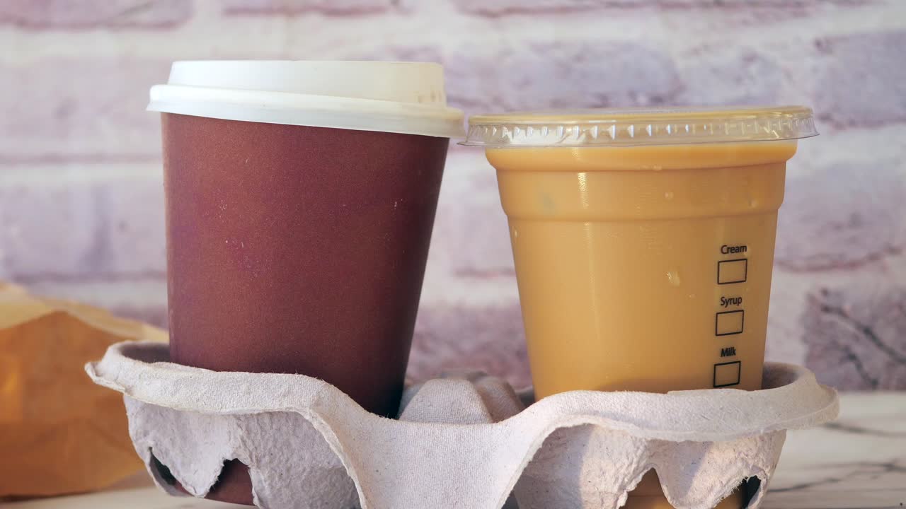 dos bebidas de café para llevar