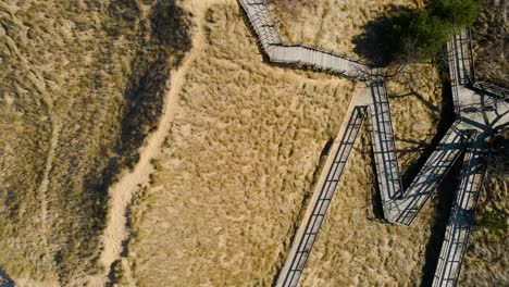 Una-Pista-Aérea-Hacia-Adelante-Sobre-Los-Paseos-Marítimos-En-El-Parque-Kruse