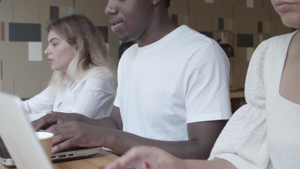 grupo de inicio diverso trabajando juntos