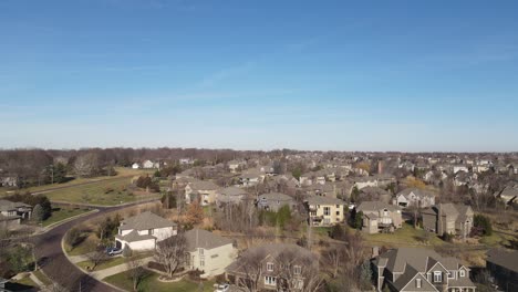 Casas-Urbanas-En-El-Barrio-De-Subdivisión-En-El-Medio-Oeste-Americano---Aéreo