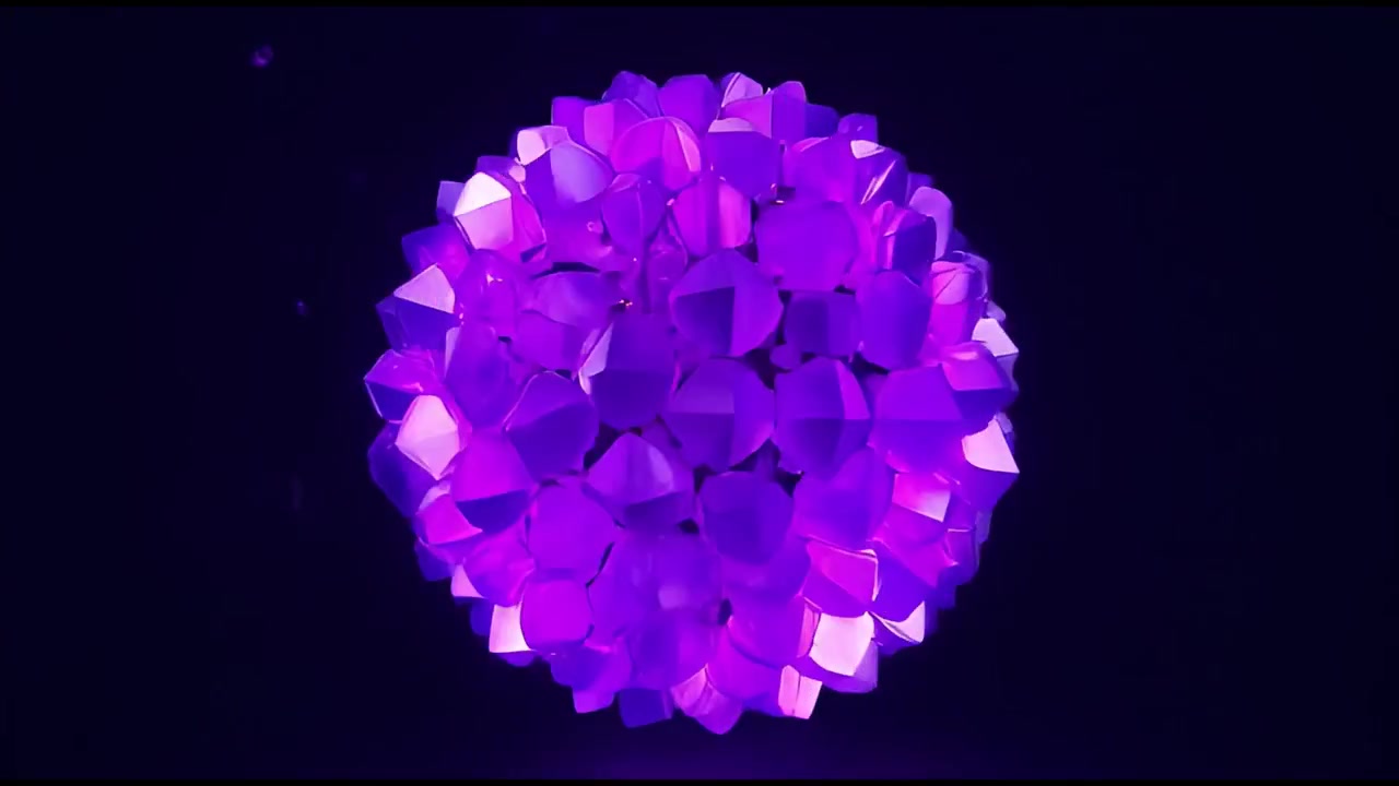 Abstrakti violetti monisärmäinen pallo muodostumassa ja pyörimässä tummalla taustalla