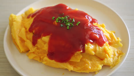 arroz frito aromatizado en una envoltura de tortilla o omurice al estilo japonés - estilo de comida asiática