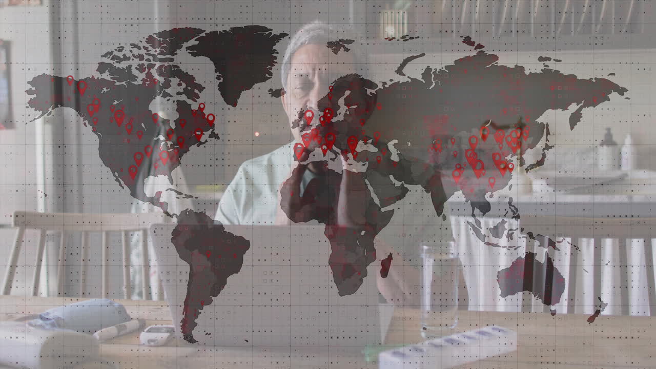 노인 두 인종 남성이 노트북을 사용하여 데이터 처리의 애니메이션