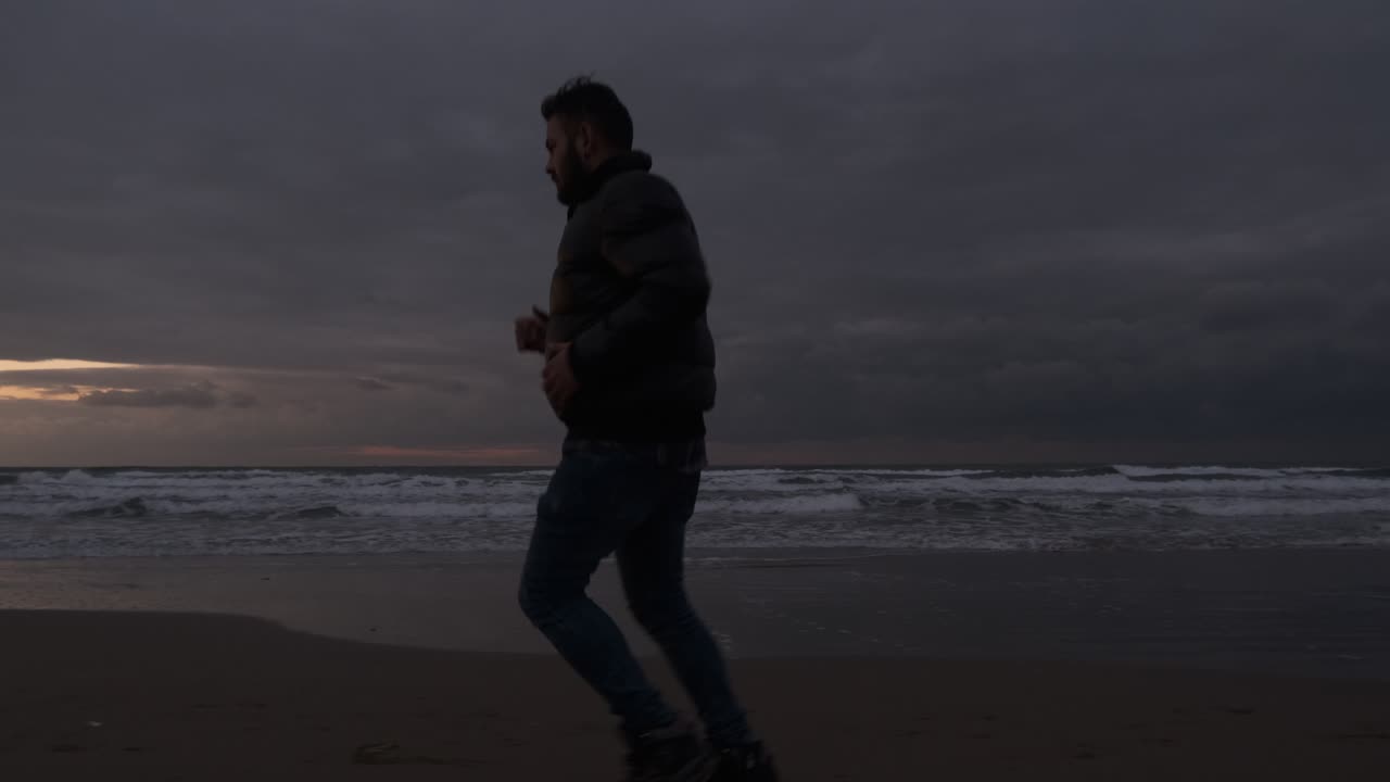 la carrera de las olas al atardecer
