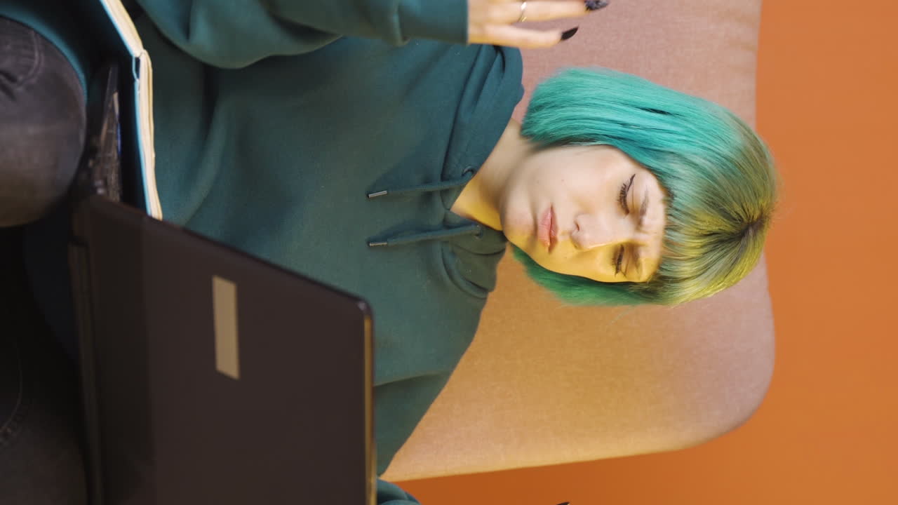 vídeo vertical de una joven fracasada.