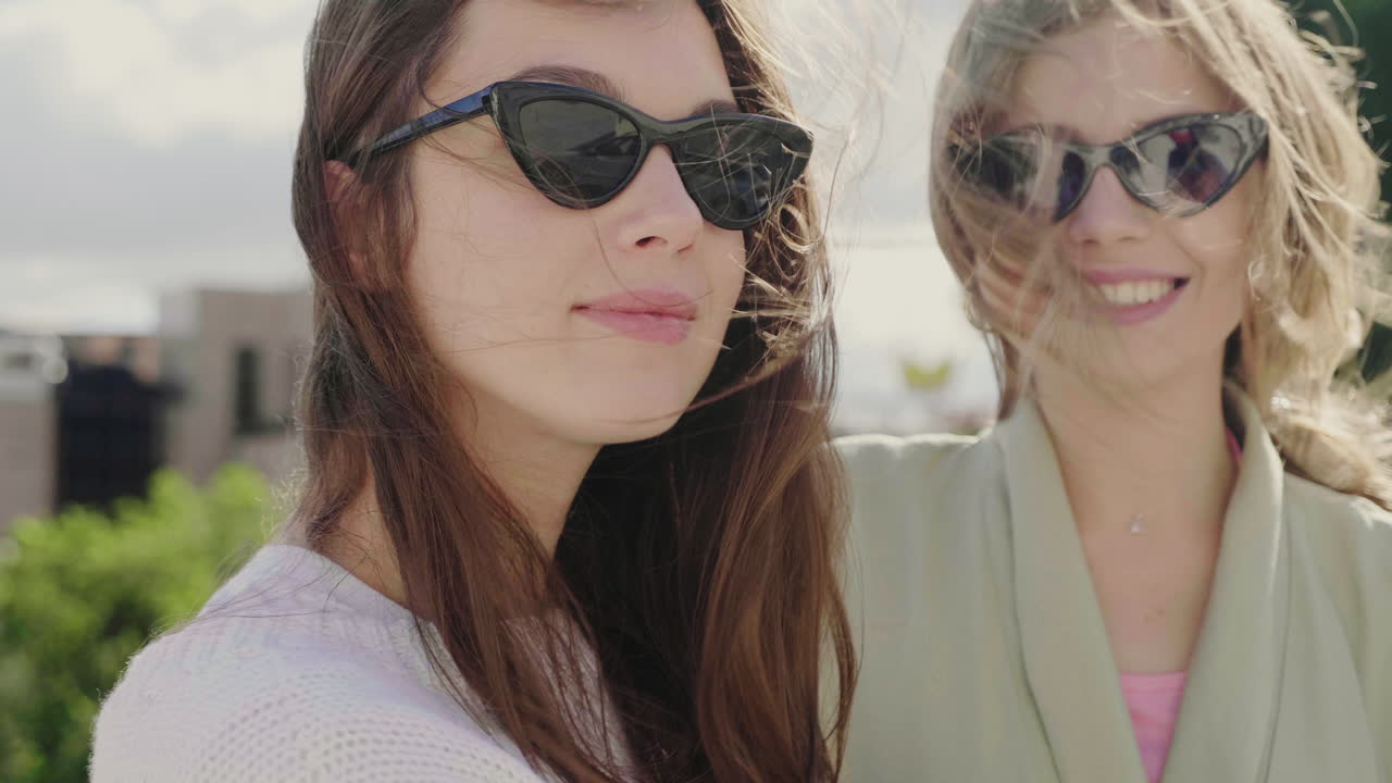 двое друзей наслаждаются природой