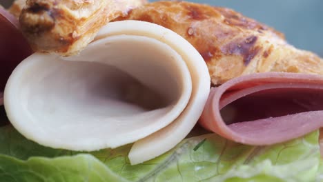 sándwich de croissant con jamón y pollo