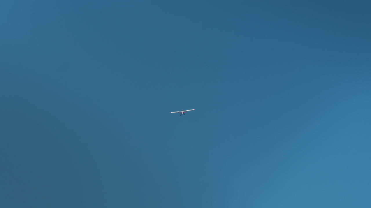 avión de planeo en vuelo sobre el paisaje rural