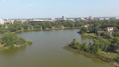 pequeño lago en medio de un barrio, drone aéreo de 4k