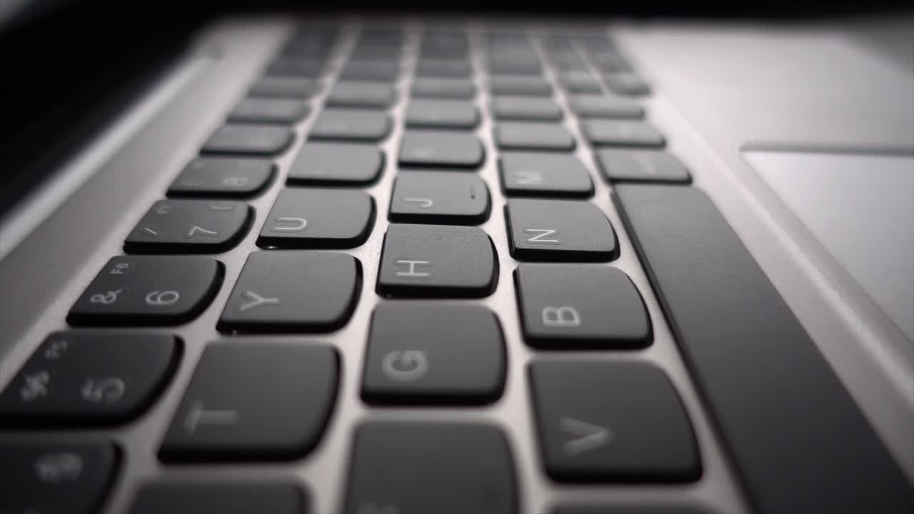 컴퓨터 키 위로 날아가는 느린 동작