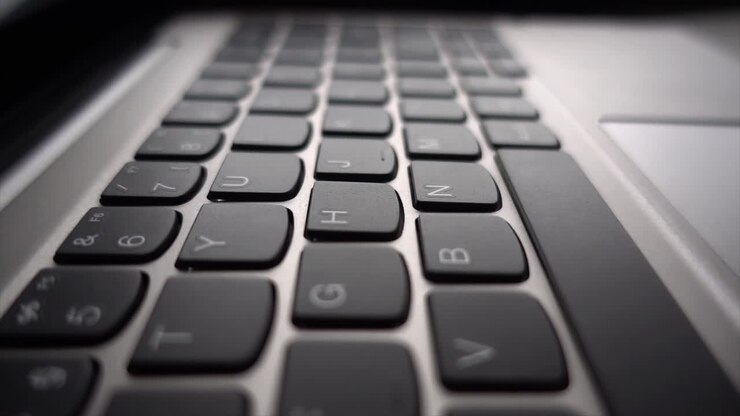 Flug über Computertasten in Zeitlupe
