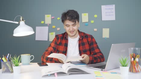 Glücklicher-Männlicher-Student,-Der-Ein-Buch-Liest.