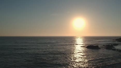 imágenes de drones en la playa al atardecer