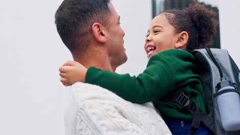 llega a casa, una estudiante abrazando a su padre afuera.