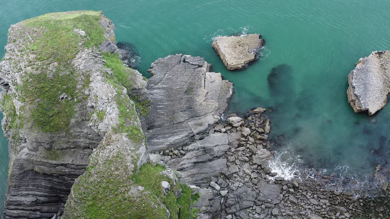 toma aérea de acantilados en new quay en gales