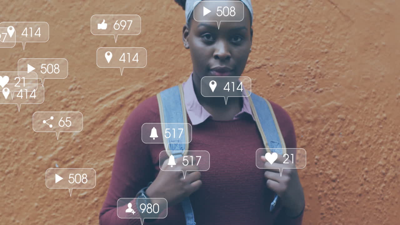 animación de iconos y procesamiento de datos sobre mujer afroamericana en la calle de la ciudad