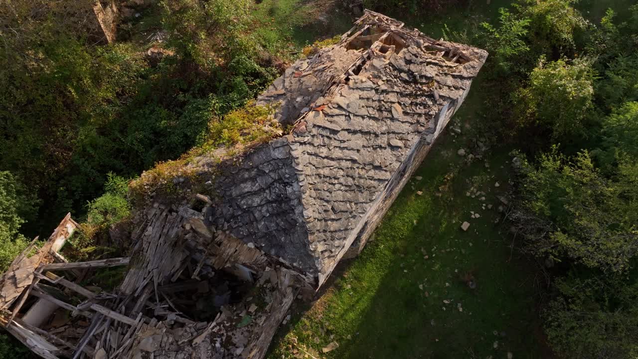 La natura si impossessa di un villaggio abbandonato nel profondo delle colline boscose, Bulgaria