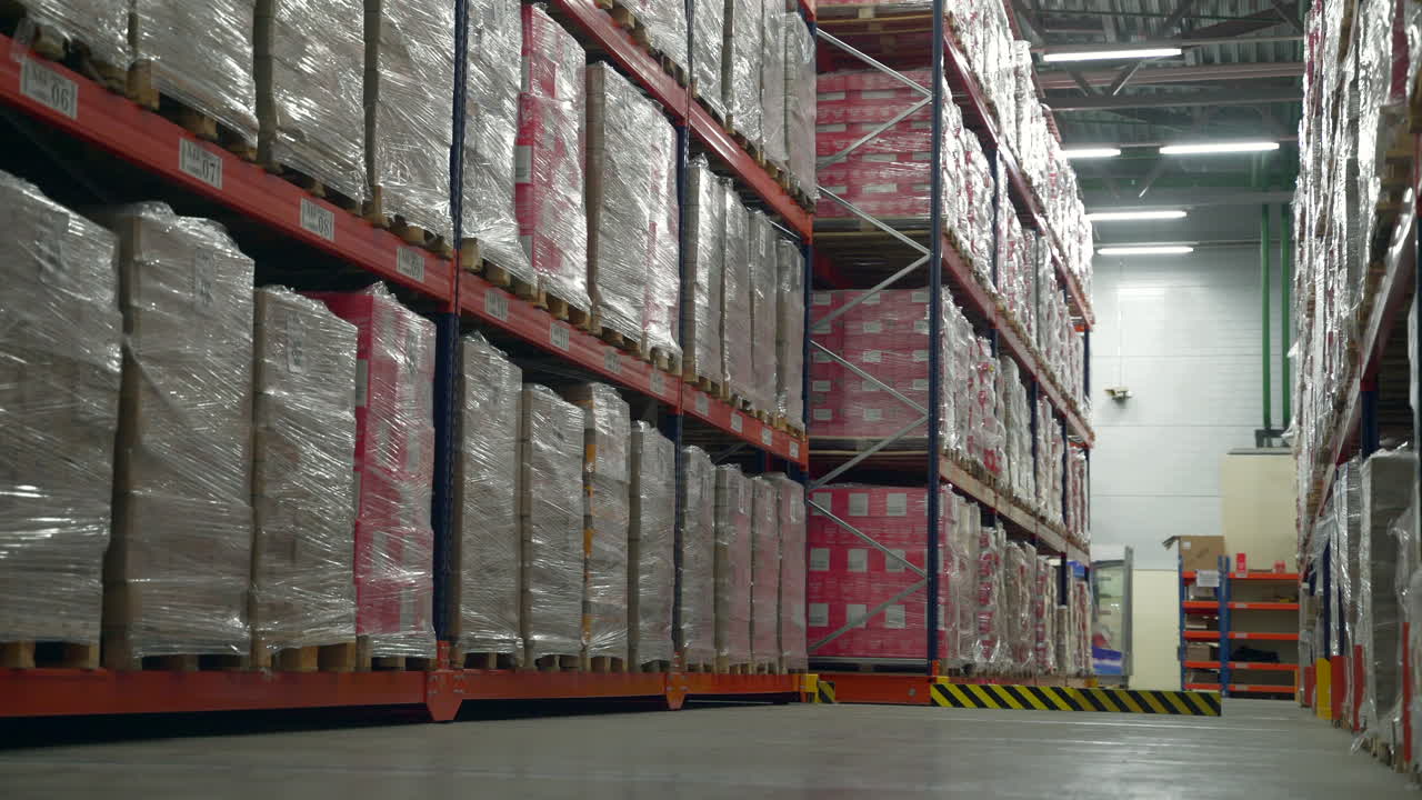 interior del almacén con estanterías de paletas y mercancías almacenadas