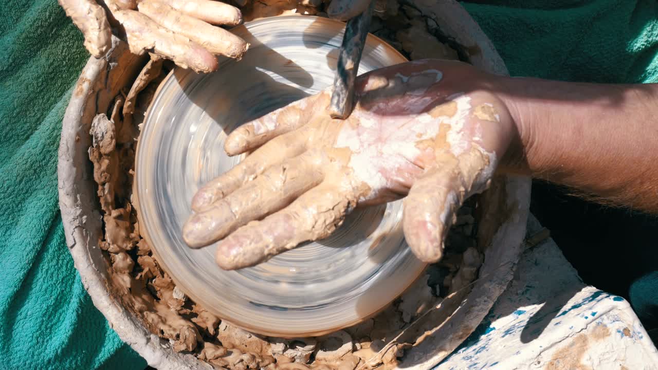 목공의 손과 목공의 바에 있는 진 비.