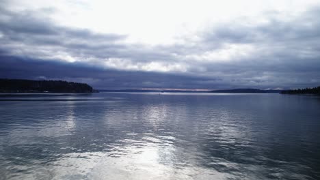 Contraste-De-Cielos-Oscuros-Y-Reflejos-Brillantes-En-Aguas-Tranquilas,-Puget-Sound,-Washington,-Antena