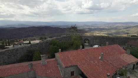 Murallas-Defensivas-Que-Rodean-El-Pueblo-Histórico,-Sortelha;-Arco-Aéreo