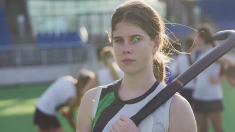 Jugadoras-De-Hockey-Sonriendo-Y-Mirando-A-La-Cámara