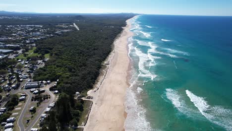 vista aérea sobre la playa principal de coolum en queensland, australia - toma de avión no tripulado