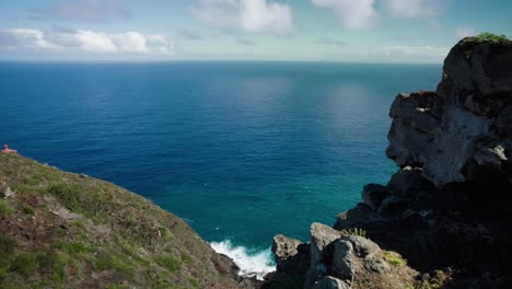 Timelapse-Del-Acantilado-Hawaiano-Con-Vistas-Al-Océano-Pacífico-En-Un-Día-Soleado-Con-Nubes