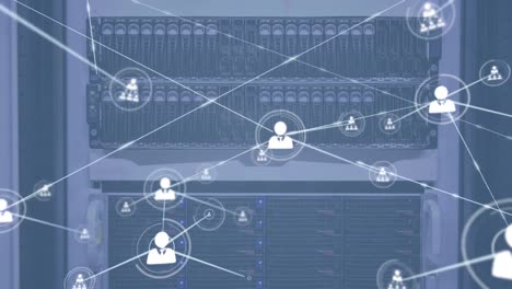 animazione di una rete di icone di profilo contro un piano ravvicinato di un server informatico