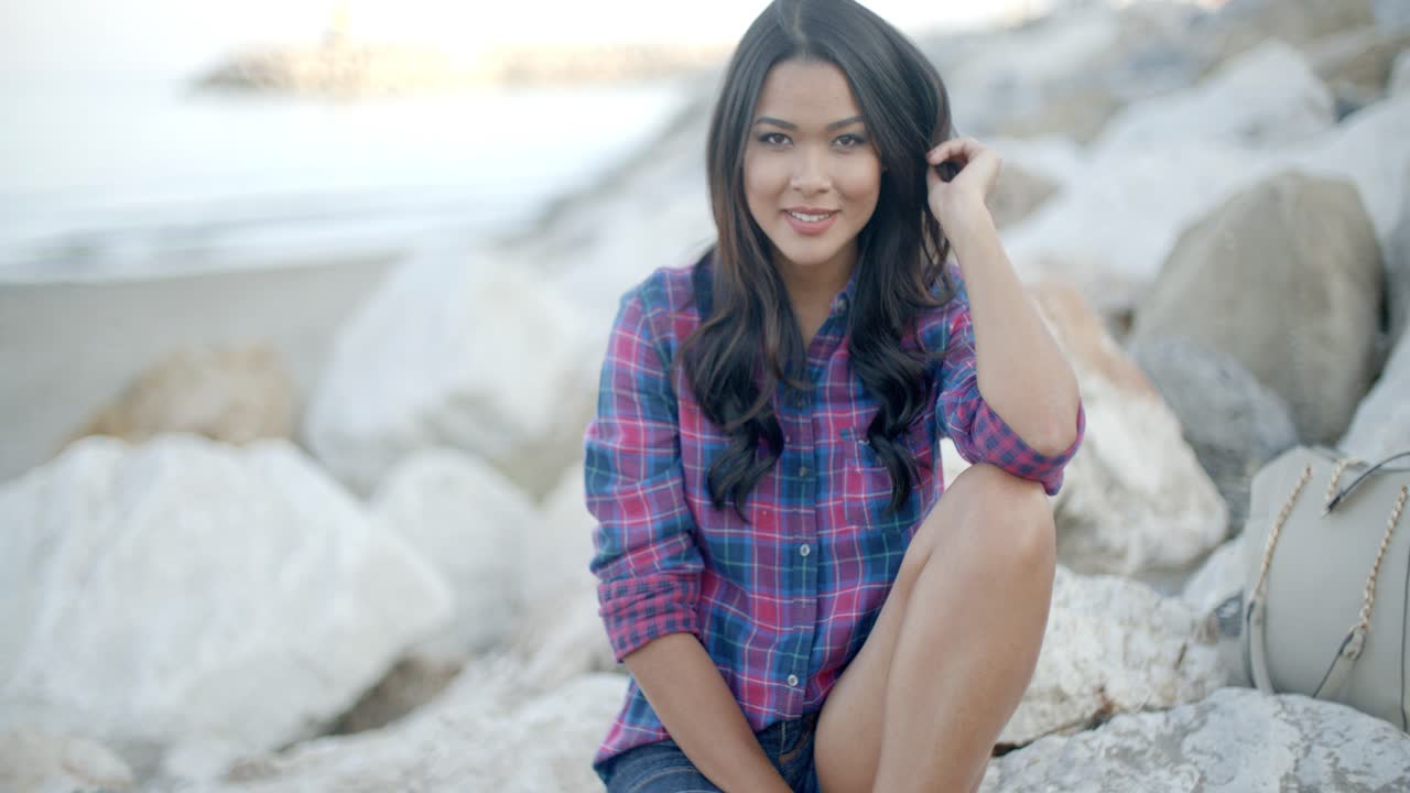 mujer relajándose en el día de verano