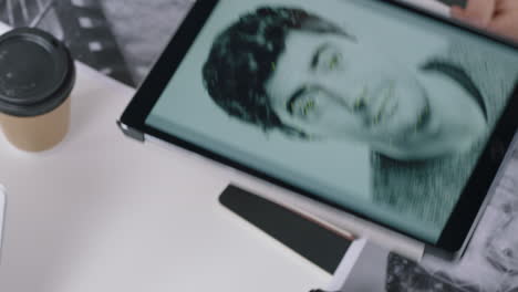 equipo de ingenieros que desarrollan tecnología de software de reconocimiento facial utilizando computadoras tablet digitales lluvia de ideas de diseño de soluciones compartiendo ideas de proyectos en reuniones de oficina vista superior